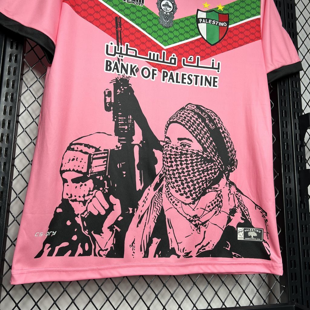 Maglia Palestina Pink Edition 2024/25 con grafica urbana, colori bandiera, e logo Bank of Palestine – streetwear politico-culturale