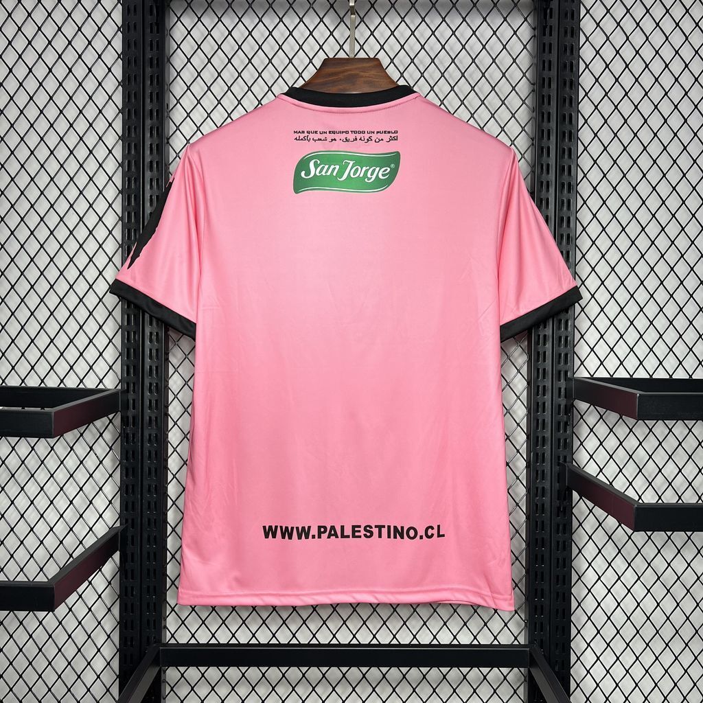 Maglia Palestina Pink Edition 2024/25 con grafica urbana, colori bandiera, e logo Bank of Palestine – streetwear politico-culturale
