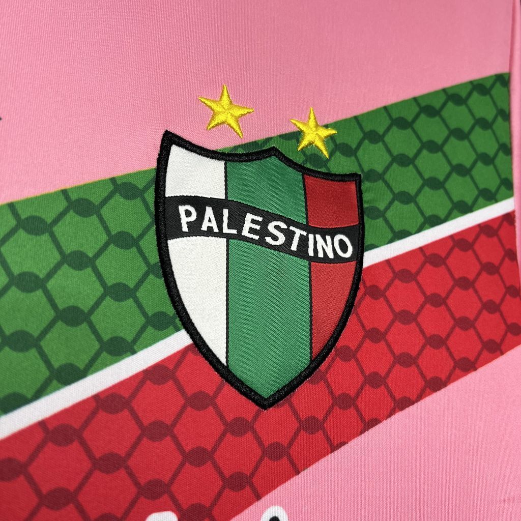 Maglia Palestina Pink Edition 2024/25 con grafica urbana, colori bandiera, e logo Bank of Palestine – streetwear politico-culturale
