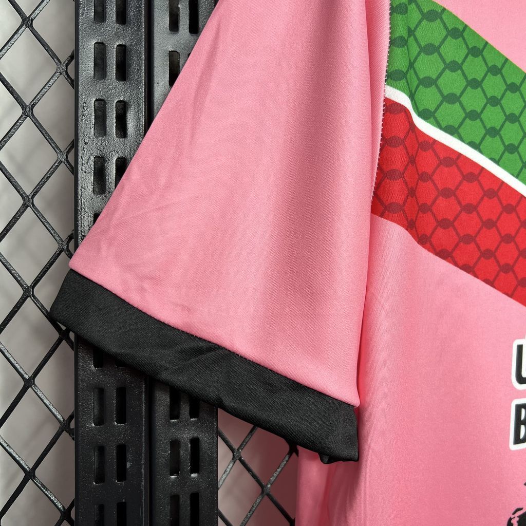 Maglia Palestina Pink Edition 2024/25 con grafica urbana, colori bandiera, e logo Bank of Palestine – streetwear politico-culturale
