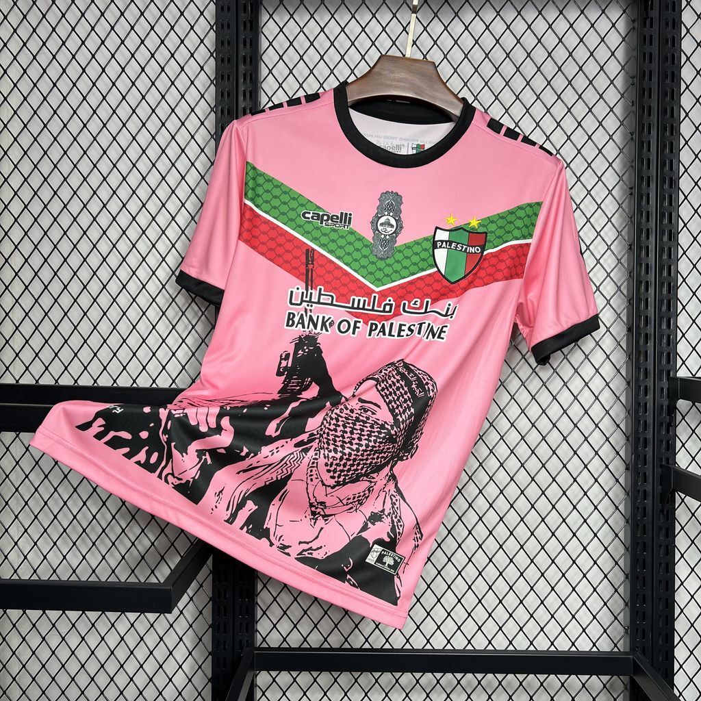 Maglia Palestina Pink Edition 2024/25 con grafica urbana, colori bandiera, e logo Bank of Palestine – streetwear politico-culturale
