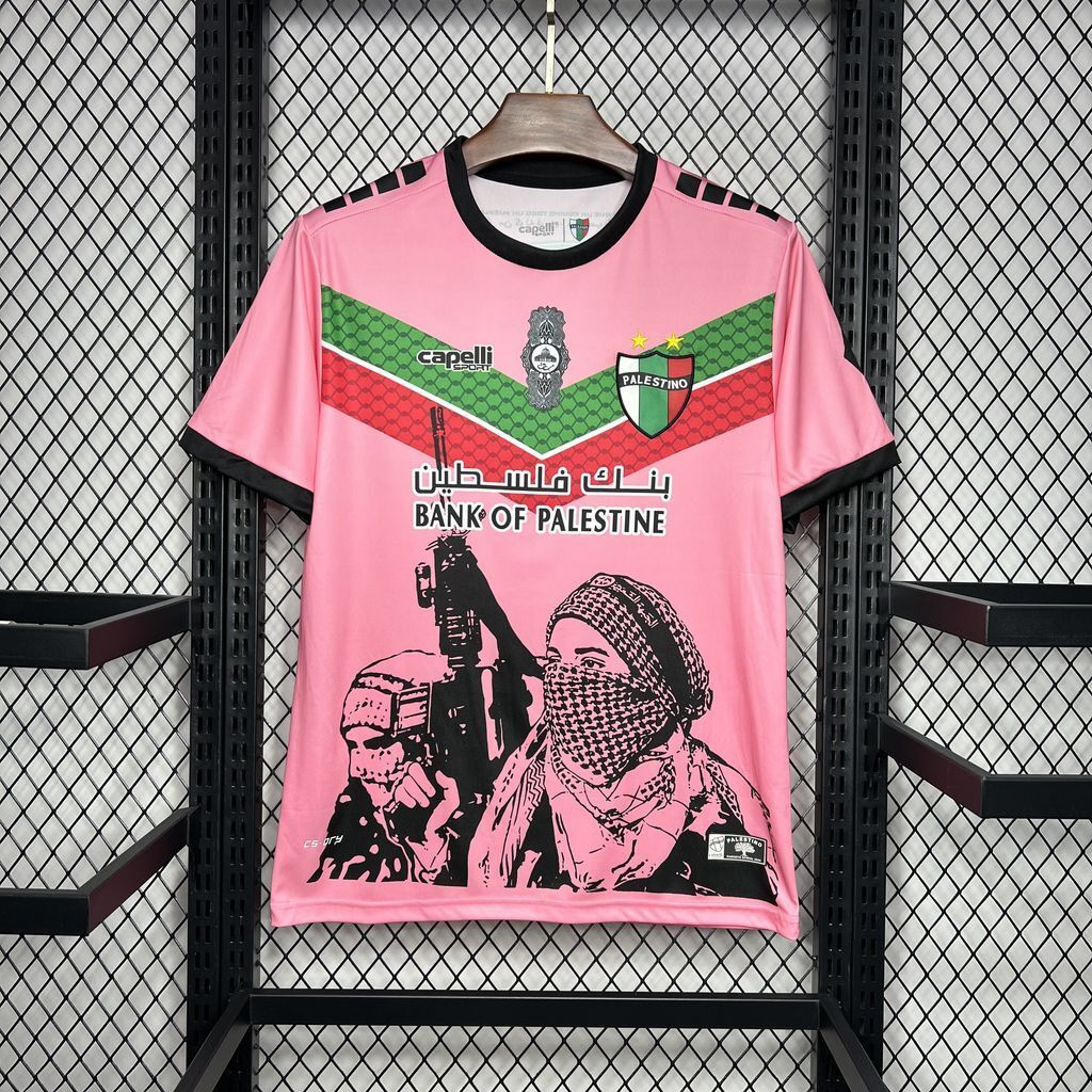 Maglia Palestina Pink Edition 2024 con grafica urbana, colori bandiera, e logo Bank of Palestine – streetwear politico-culturale
