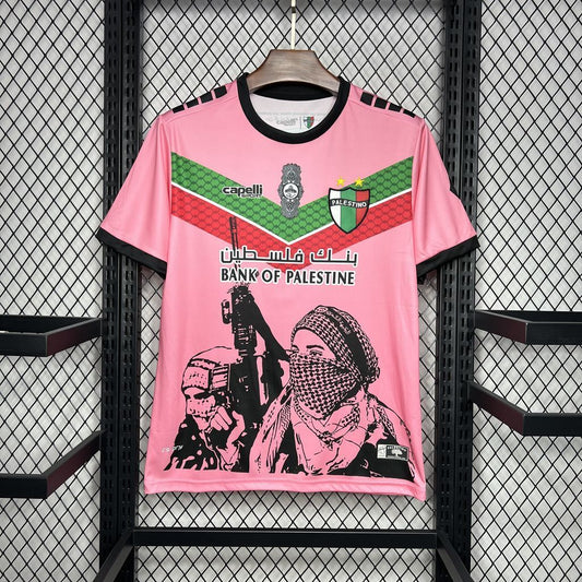 Maglia Palestina Pink Edition 2024 con grafica urbana, colori bandiera, e logo Bank of Palestine – streetwear politico-culturale
