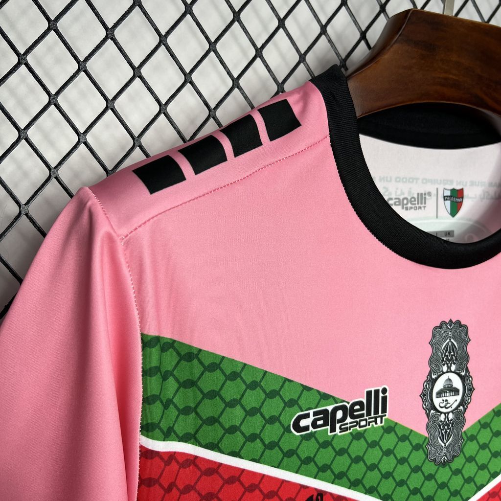Maglia Palestina Pink Edition 2024/25 con grafica urbana, colori bandiera, e logo Bank of Palestine – streetwear politico-culturale
